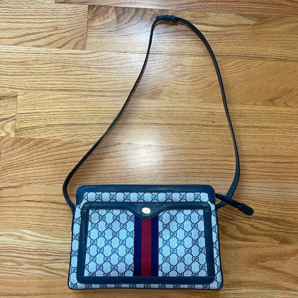 Gucci shoulder bag/crossbody bag. Accepting offers!!